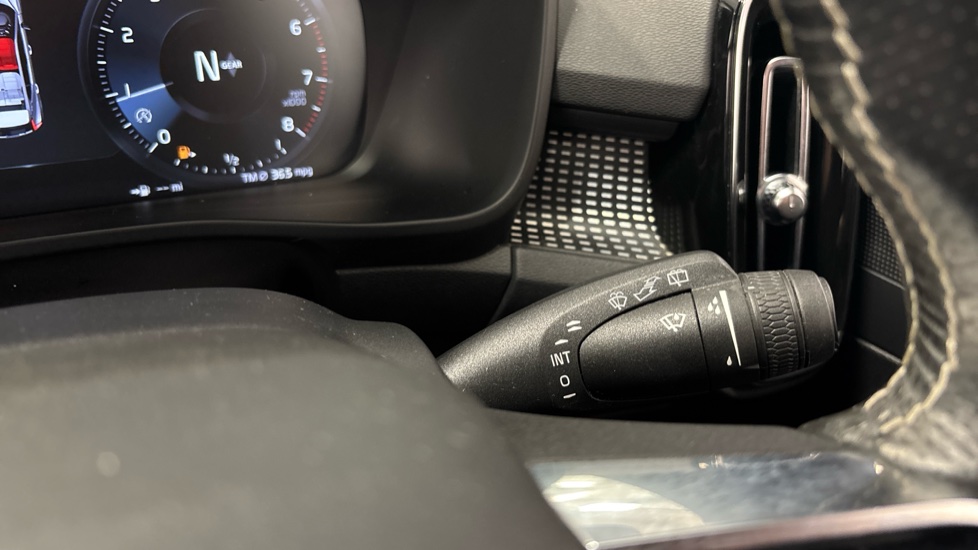 Volvo XC40 1.5 T3 [163] R DESIGN 5dr Petrol Estate - Image 28