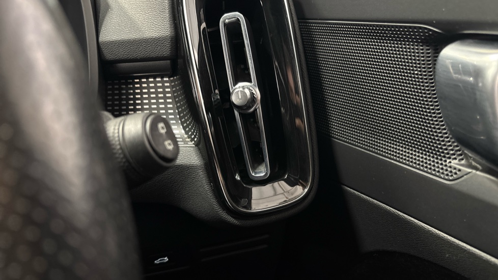 Volvo XC40 1.5 T3 [163] R DESIGN 5dr Petrol Estate - Image 30
