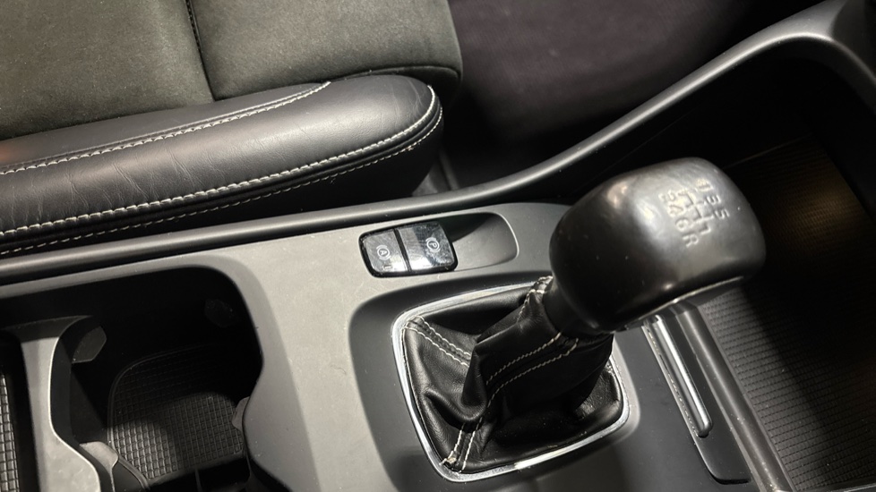 Volvo XC40 1.5 T3 [163] R DESIGN 5dr Petrol Estate - Image 37