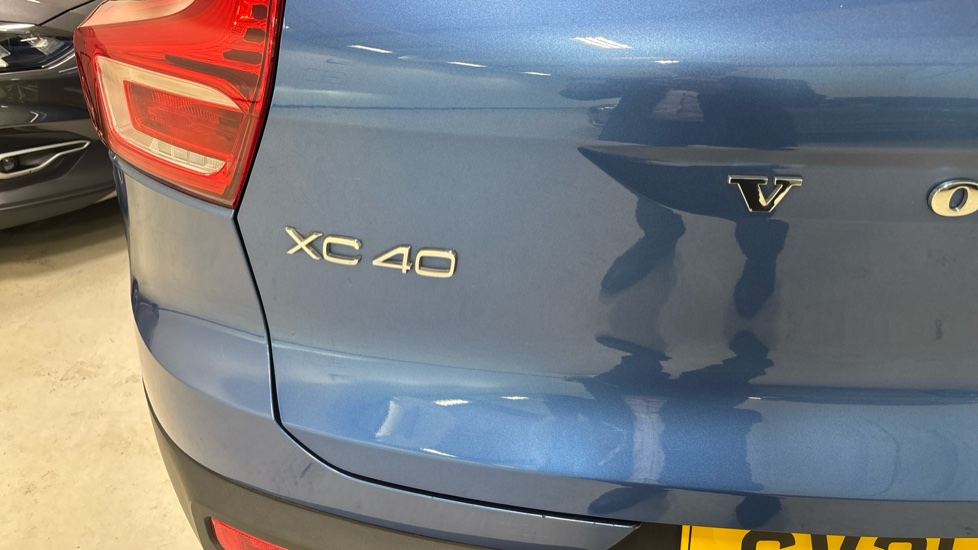 Volvo XC40 1.5 T3 [163] R DESIGN 5dr Petrol Estate - Image 41