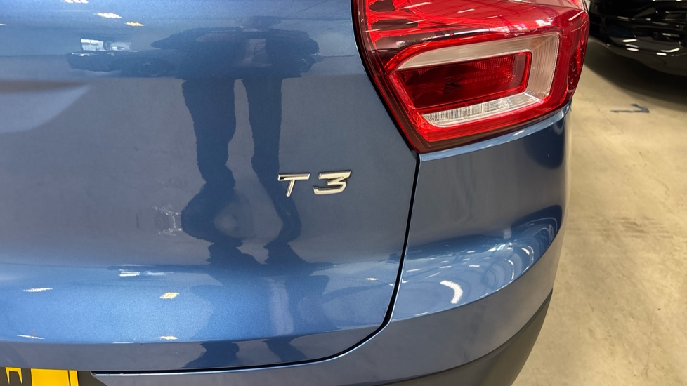 Volvo XC40 1.5 T3 [163] R DESIGN 5dr Petrol Estate - Image 42