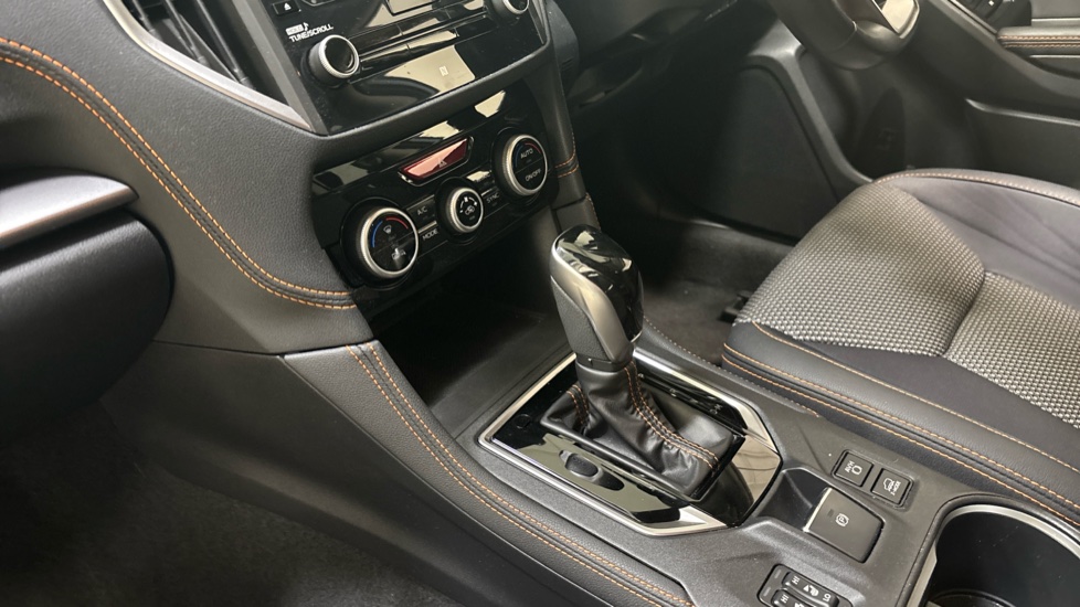 Subaru XV 2.0i e-Boxer SE 5dr Lineartronic Hybrid Hatchback - Image 13