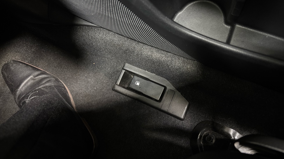 Subaru XV 2.0i e-Boxer SE 5dr Lineartronic Hybrid Hatchback - Image 50