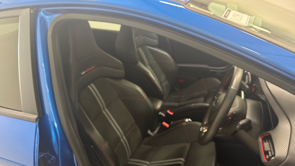 Ford Puma ST 1.0 EcoBoost Hybrid mHEV ST 5dr DCT Petrol Hatchback - Image 40