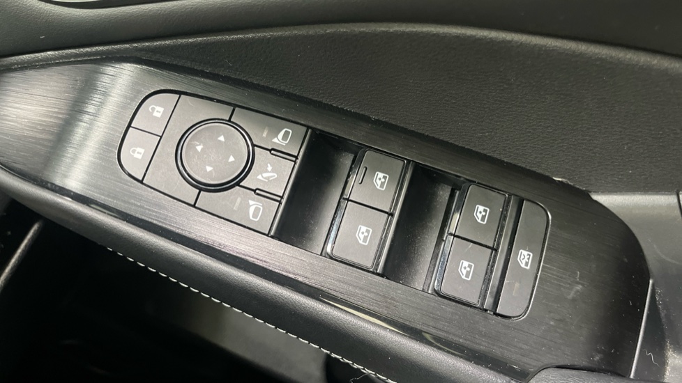 Nissan Qashqai 1.3 DiG-T MH 158 N-Connecta 5dr Xtronic Petrol Hatchback - Image 24