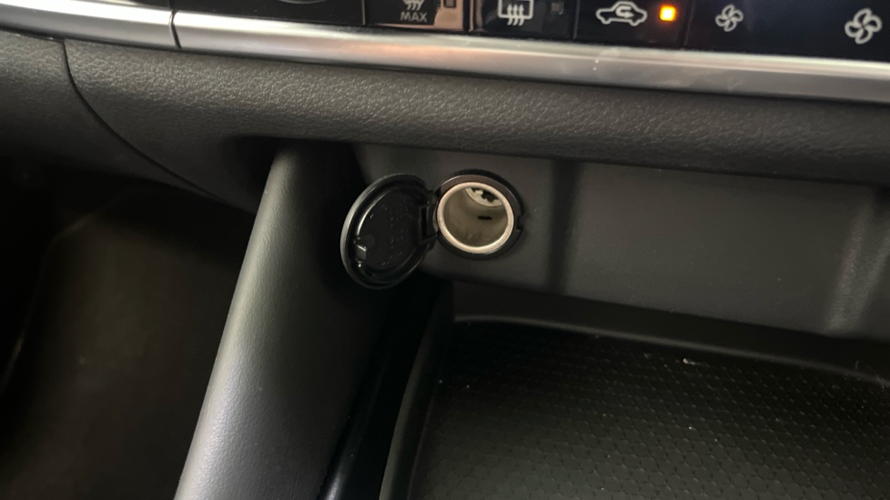 Nissan Qashqai 1.3 DiG-T MH 158 N-Connecta 5dr Xtronic Petrol Hatchback - Image 31