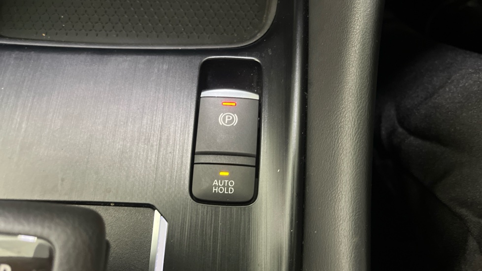 Nissan Qashqai 1.3 DiG-T MH 158 N-Connecta 5dr Xtronic Petrol Hatchback - Image 32
