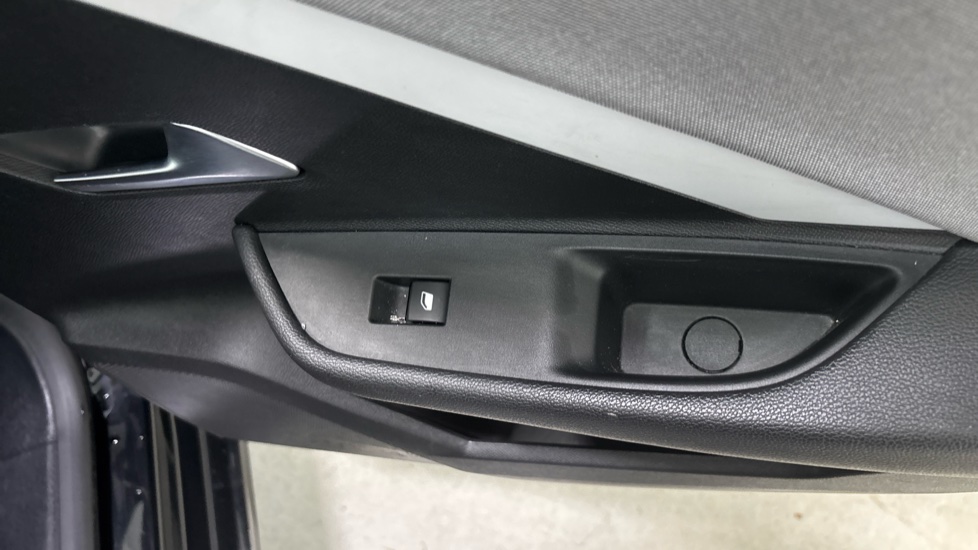 Vauxhall Astra 1.2 Turbo 130 Design 5dr Petrol Estate - Image 44