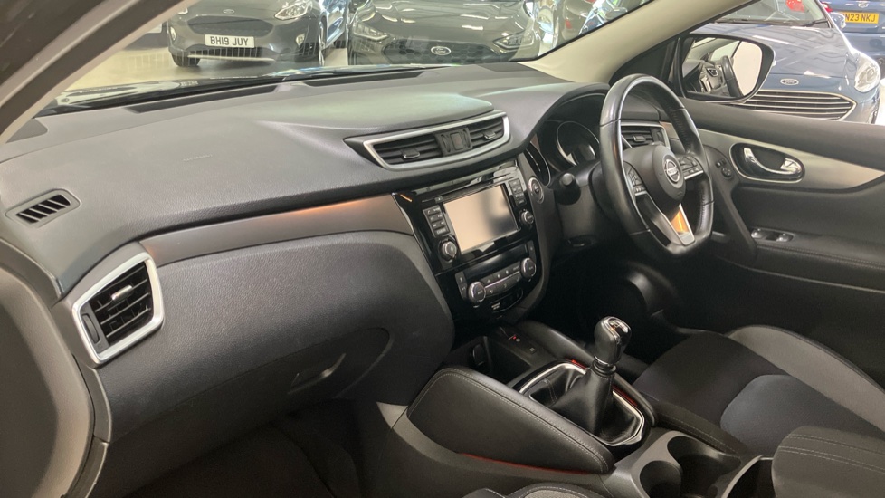 Nissan Qashqai 1.2 DiG-T N-Connecta 5dr Petrol Hatchback - Image 9