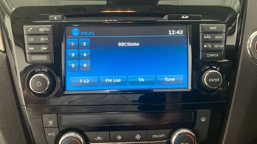 Nissan Qashqai 1.2 DiG-T N-Connecta 5dr Petrol Hatchback - Image 12