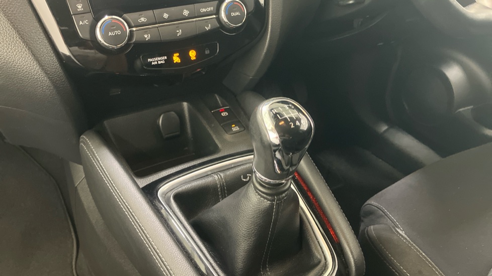 Nissan Qashqai 1.2 DiG-T N-Connecta 5dr Petrol Hatchback - Image 13