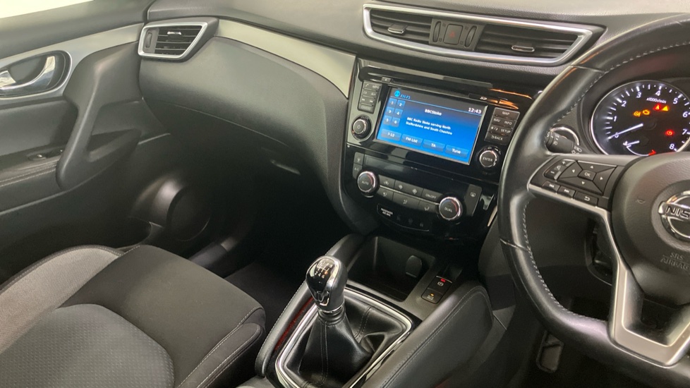 Nissan Qashqai 1.2 DiG-T N-Connecta 5dr Petrol Hatchback - Image 14