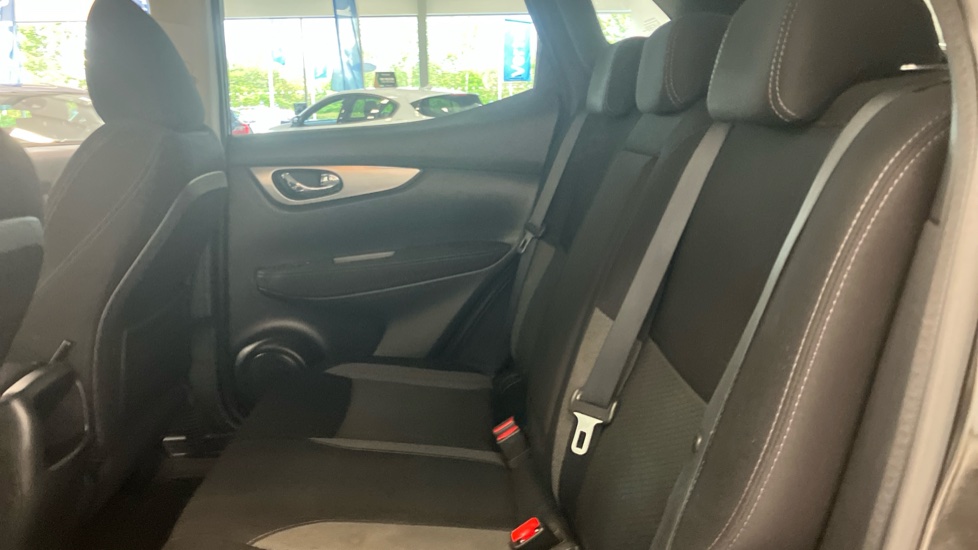 Nissan Qashqai 1.2 DiG-T N-Connecta 5dr Petrol Hatchback - Image 16
