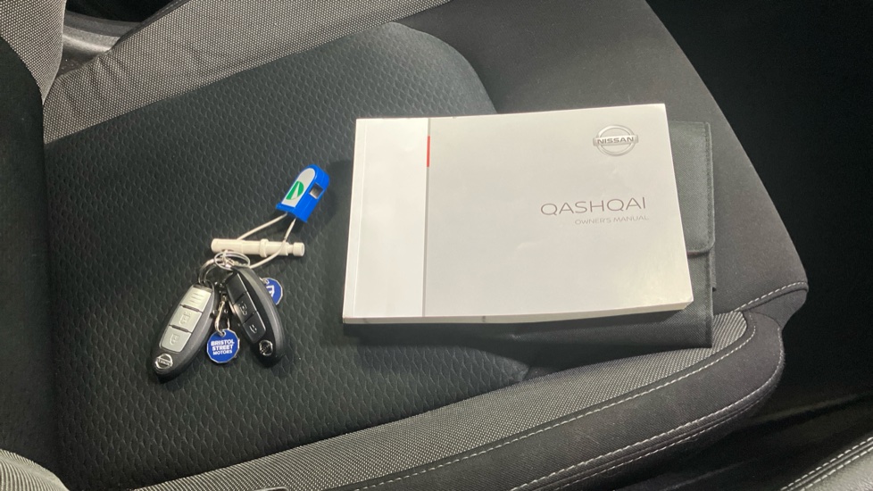 Nissan Qashqai 1.2 DiG-T N-Connecta 5dr Petrol Hatchback - Image 19