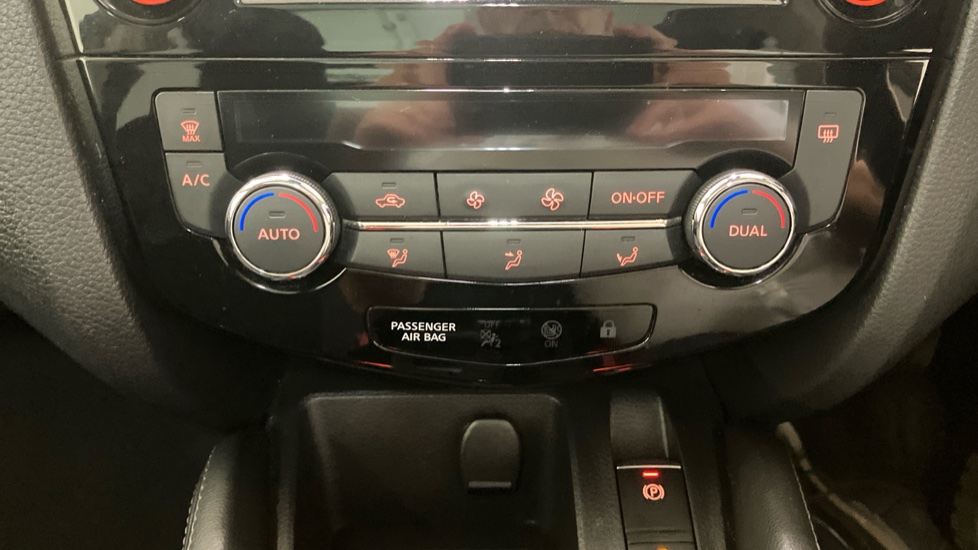 Nissan Qashqai 1.2 DiG-T N-Connecta 5dr Petrol Hatchback - Image 24