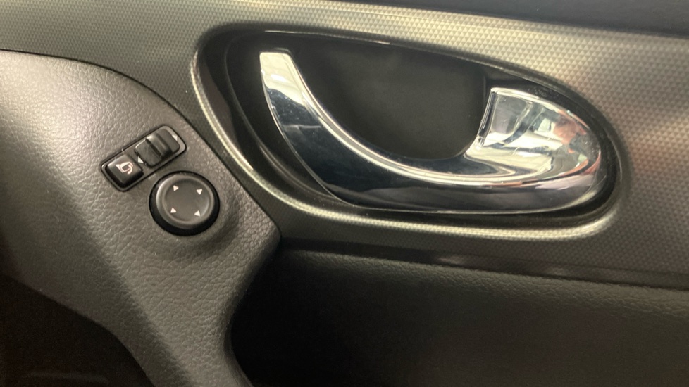 Nissan Qashqai 1.2 DiG-T N-Connecta 5dr Petrol Hatchback - Image 32