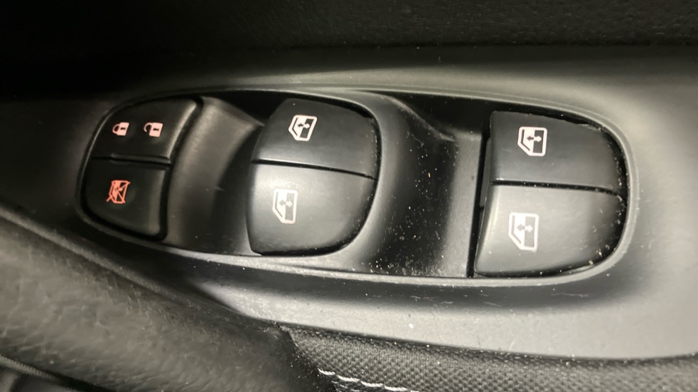 Nissan Qashqai 1.2 DiG-T N-Connecta 5dr Petrol Hatchback - Image 33
