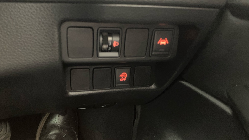 Nissan Qashqai 1.2 DiG-T N-Connecta 5dr Petrol Hatchback - Image 34
