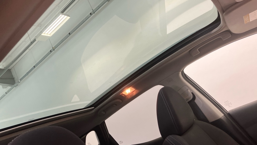 Nissan Qashqai 1.2 DiG-T N-Connecta 5dr Petrol Hatchback - Image 35