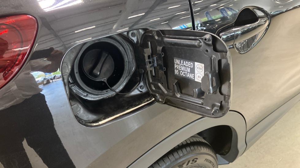 Nissan Qashqai 1.2 DiG-T N-Connecta 5dr Petrol Hatchback - Image 44