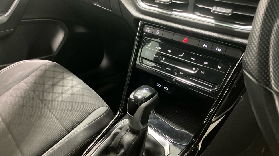 Volkswagen T-Roc 1.5 TSI R-Line 5dr DSG Petrol Hatchback - Image 13