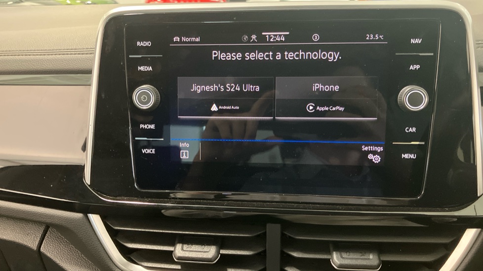 Volkswagen T-Roc 1.5 TSI R-Line 5dr DSG Petrol Hatchback - Image 43