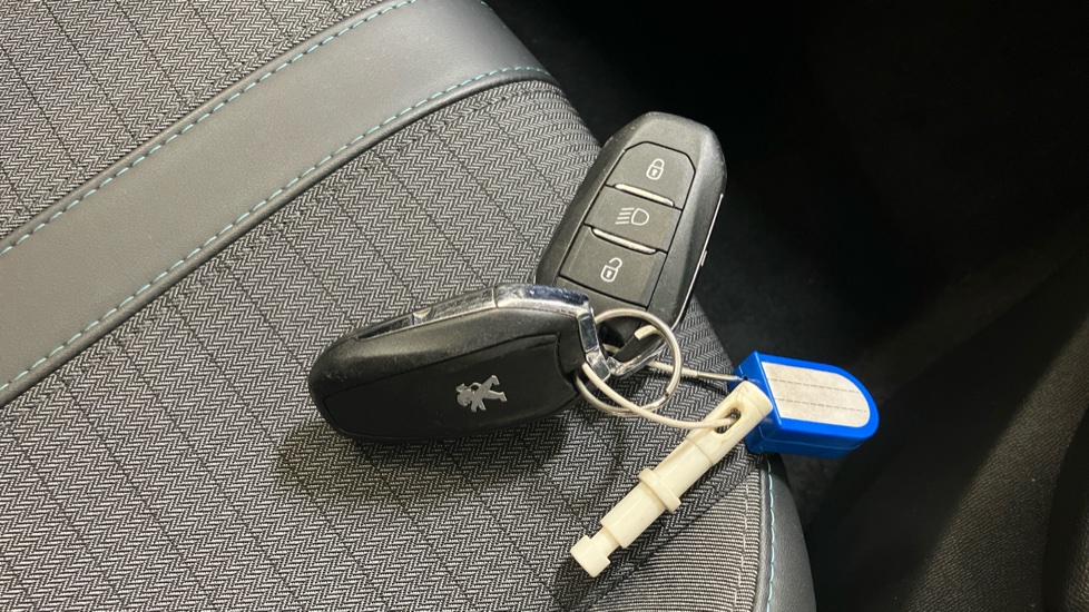 Peugeot 208 1.2 PureTech 100 Allure 5dr Petrol Hatchback - Image 20