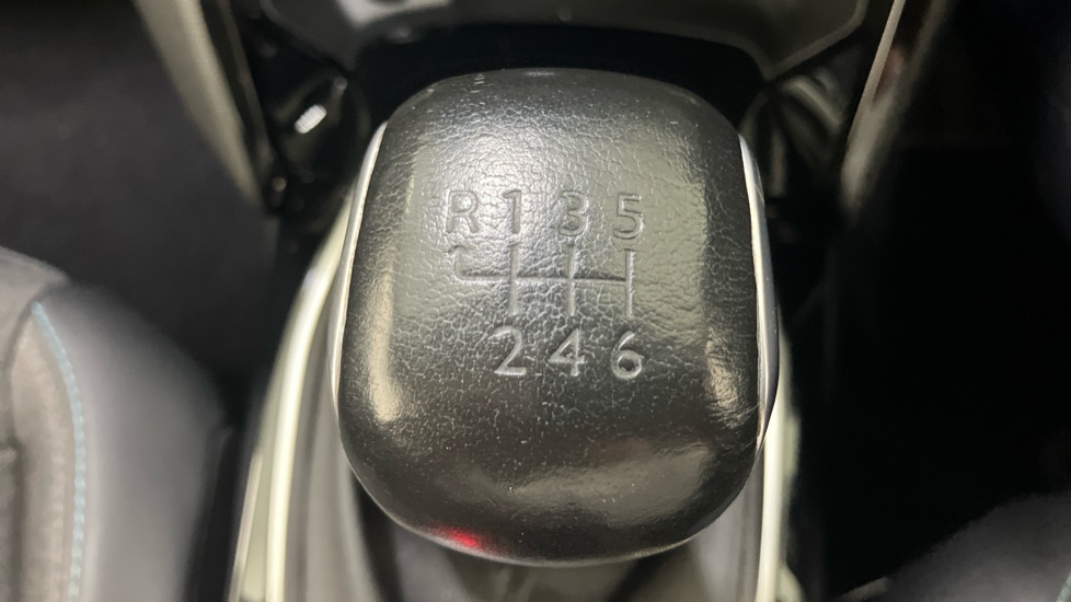 Peugeot 208 1.2 PureTech 100 Allure 5dr Petrol Hatchback - Image 25