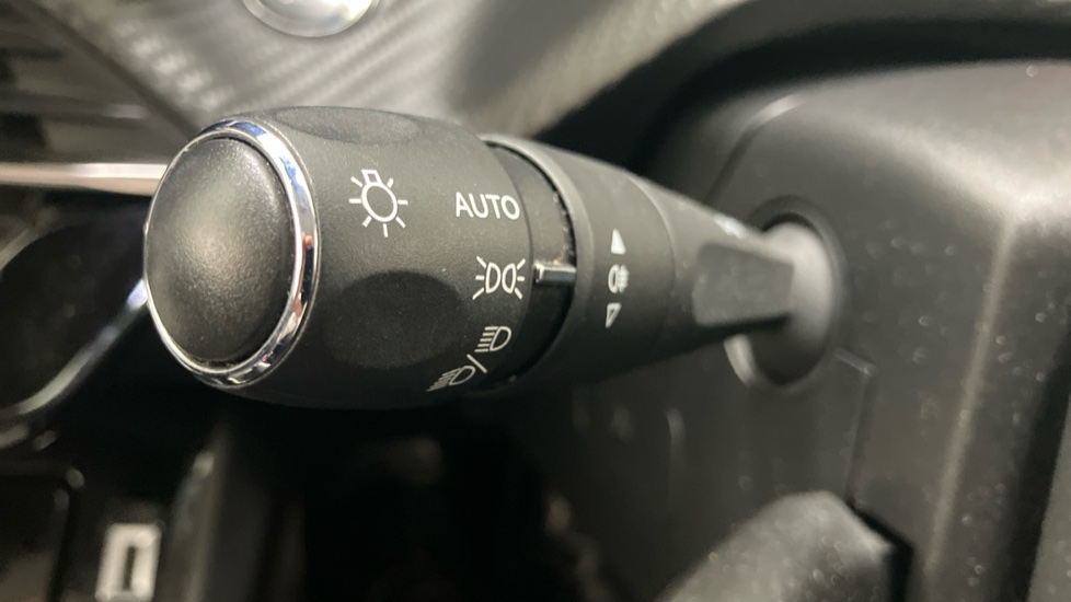 Peugeot 208 1.2 PureTech 100 Allure 5dr Petrol Hatchback - Image 30