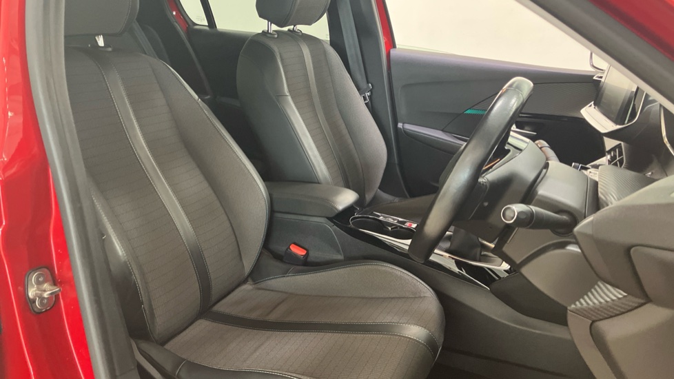Peugeot 208 1.2 PureTech 100 Allure 5dr Petrol Hatchback - Image 32