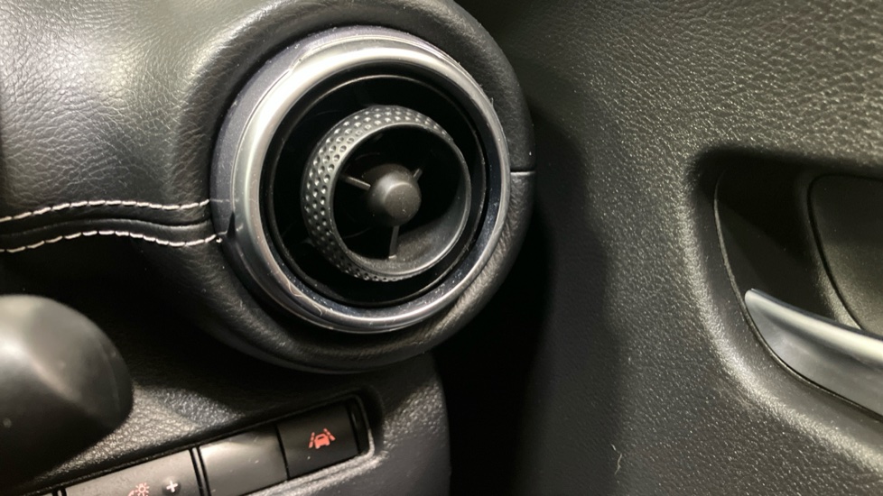 Nissan Juke 1.0 DiG-T 114 N-Connecta 5dr Petrol Hatchback - Image 29