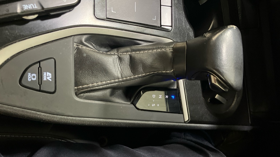 Lexus UX 250h 2.0 5dr CVT [without Nav] Hybrid Hatchback - Image 28