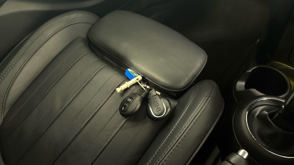 MINI Hatchback 1.5 Cooper Exclusive II 5dr Auto Petrol Hatchback - Image 20