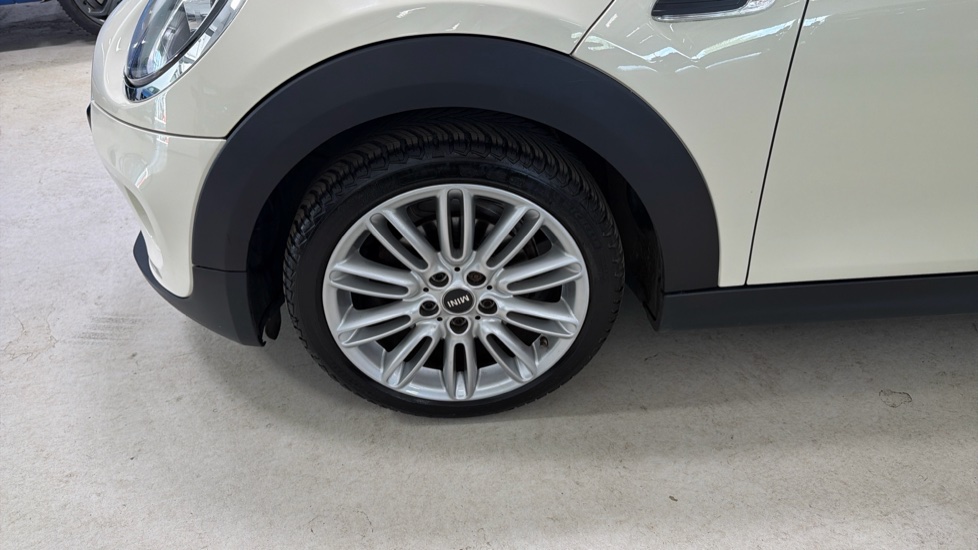 MINI Hatchback 1.5 Cooper Exclusive II 5dr Auto Petrol Hatchback - Image 22