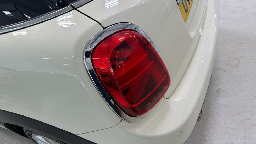 MINI Hatchback 1.5 Cooper Exclusive II 5dr Auto Petrol Hatchback - Image 23
