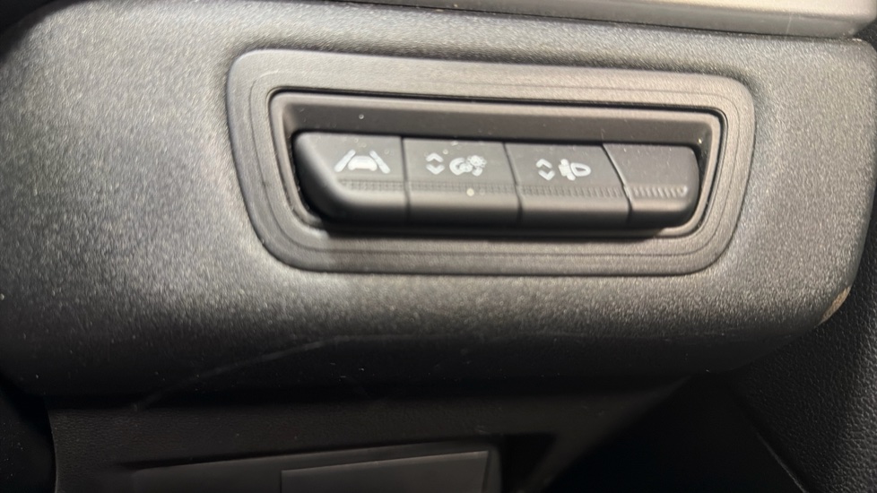 Renault Captur 1.0 TCE 90 Evolution 5dr Petrol Hatchback - Image 42