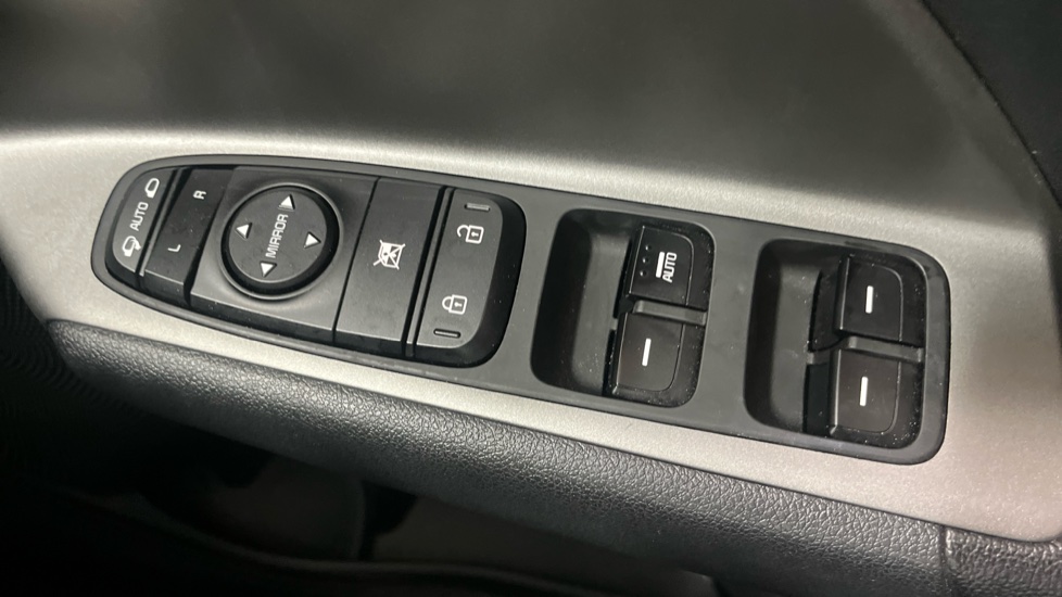 Kia E-Niro 150kW 2 Long Range 64kWh 5dr Auto Electric Estate - Image 27