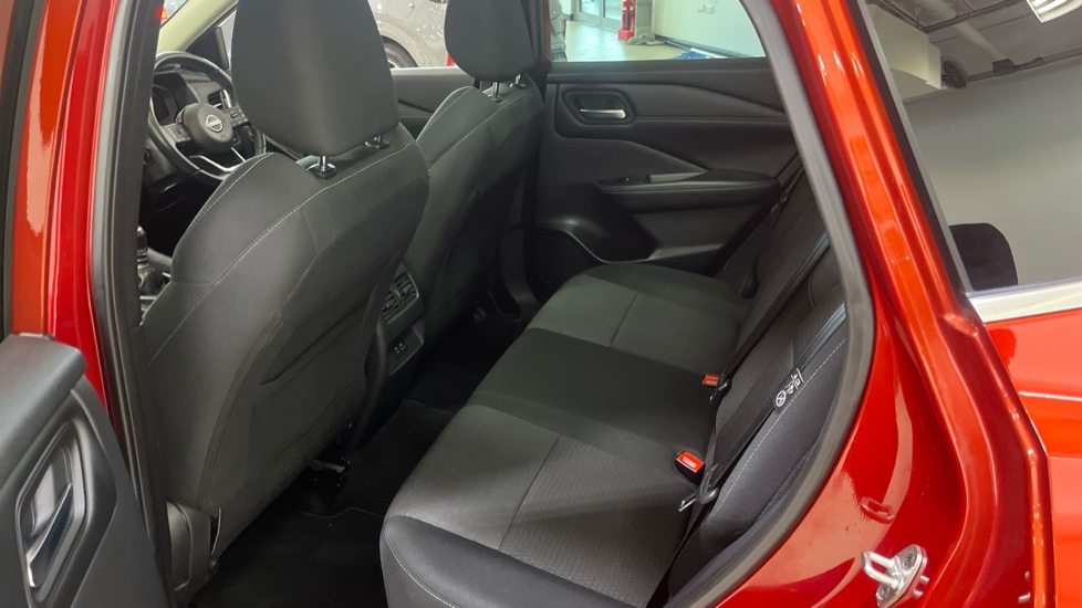 Nissan Qashqai 1.3 DiG-T MH N-Connecta 5dr Petrol Hatchback - Image 16