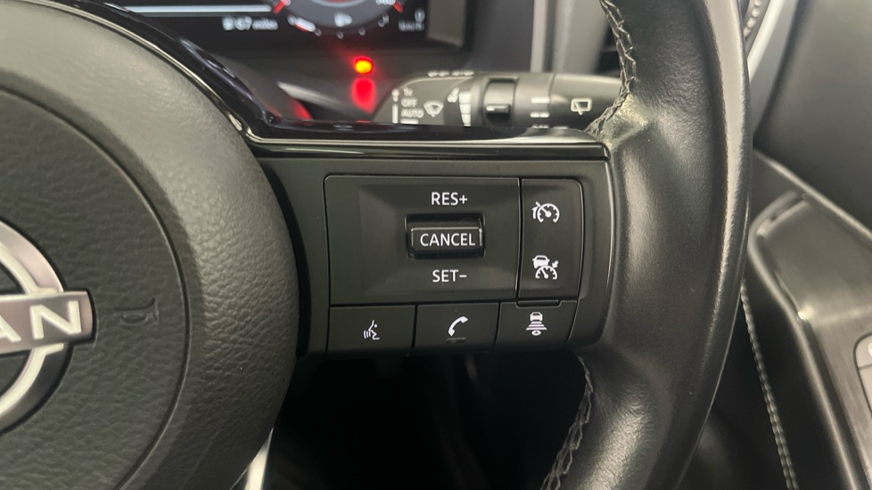 Nissan Qashqai 1.3 DiG-T MH N-Connecta 5dr Petrol Hatchback - Image 23