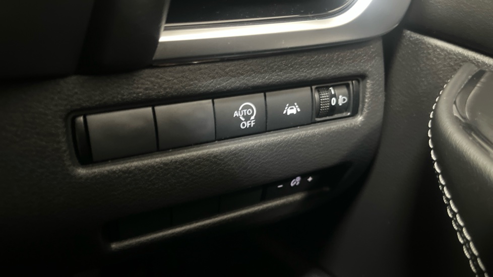 Nissan Qashqai 1.3 DiG-T MH N-Connecta 5dr Petrol Hatchback - Image 25