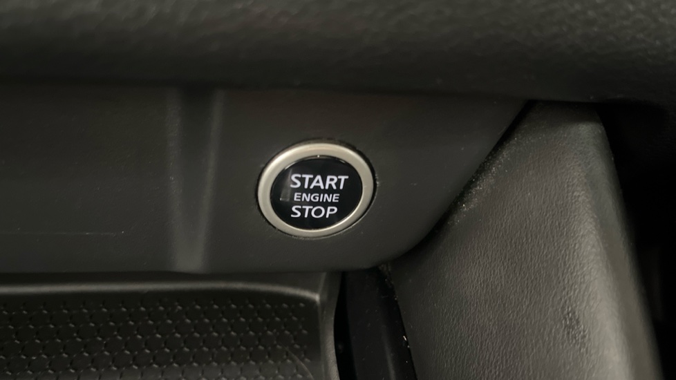 Nissan Qashqai 1.3 DiG-T MH N-Connecta 5dr Petrol Hatchback - Image 28