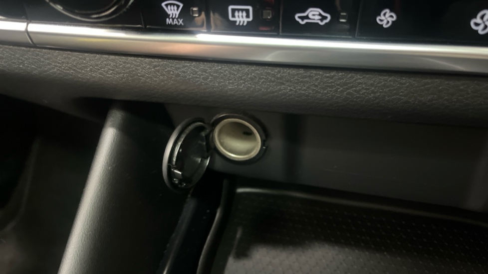 Nissan Qashqai 1.3 DiG-T MH N-Connecta 5dr Petrol Hatchback - Image 29