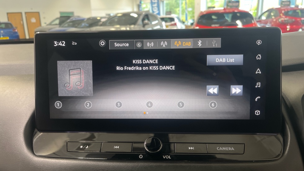 Nissan Qashqai 1.3 DiG-T MH N-Connecta 5dr Petrol Hatchback - Image 31