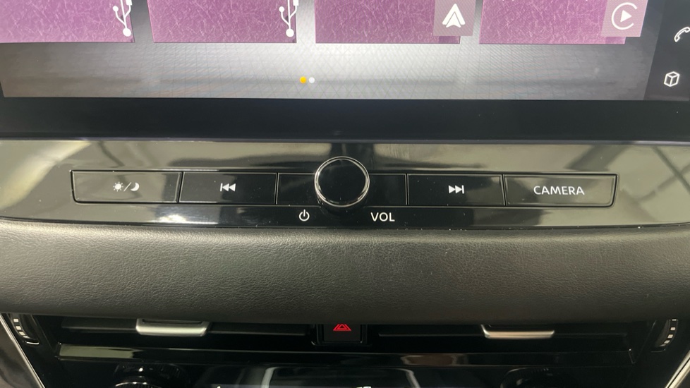 Nissan Qashqai 1.3 DiG-T MH N-Connecta 5dr Petrol Hatchback - Image 34