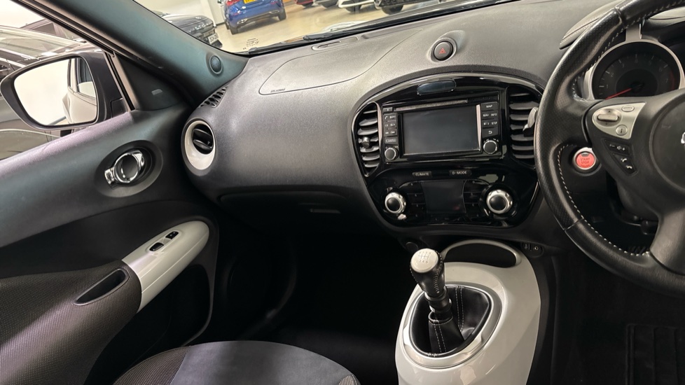 Nissan Juke 1.6 DiG-T N-Connecta 5dr Petrol Hatchback - Image 14