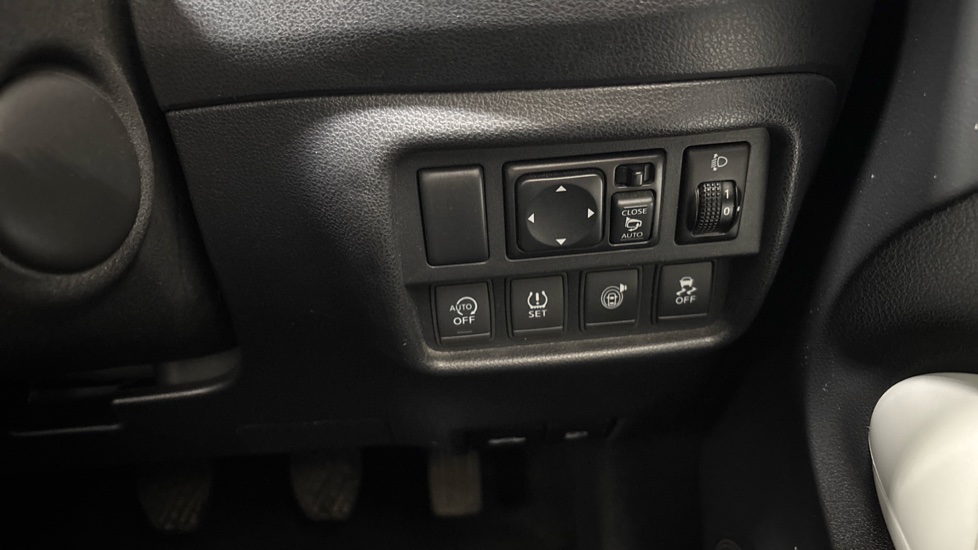Nissan Juke 1.6 DiG-T N-Connecta 5dr Petrol Hatchback - Image 36