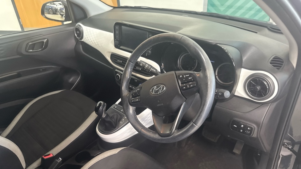 Hyundai i10 1.2 MPi Premium 5dr Auto Petrol Hatchback - Image 11
