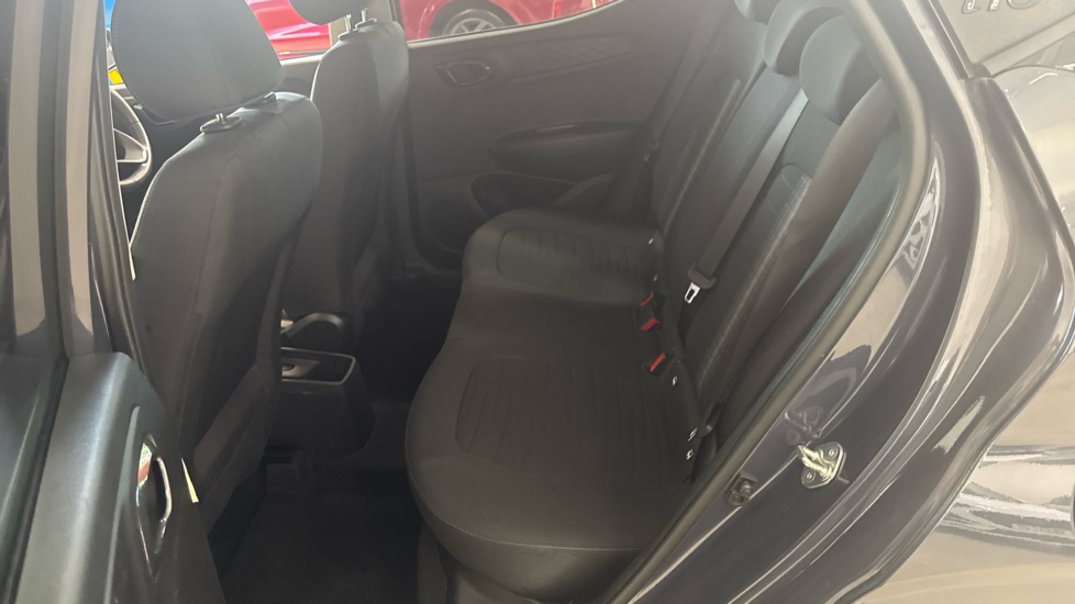 Hyundai i10 1.2 MPi Premium 5dr Auto Petrol Hatchback - Image 16