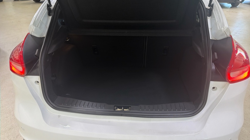 Ford Focus ST 2.0 TDCi 185 ST-3 5dr Diesel Hatchback - Image 4