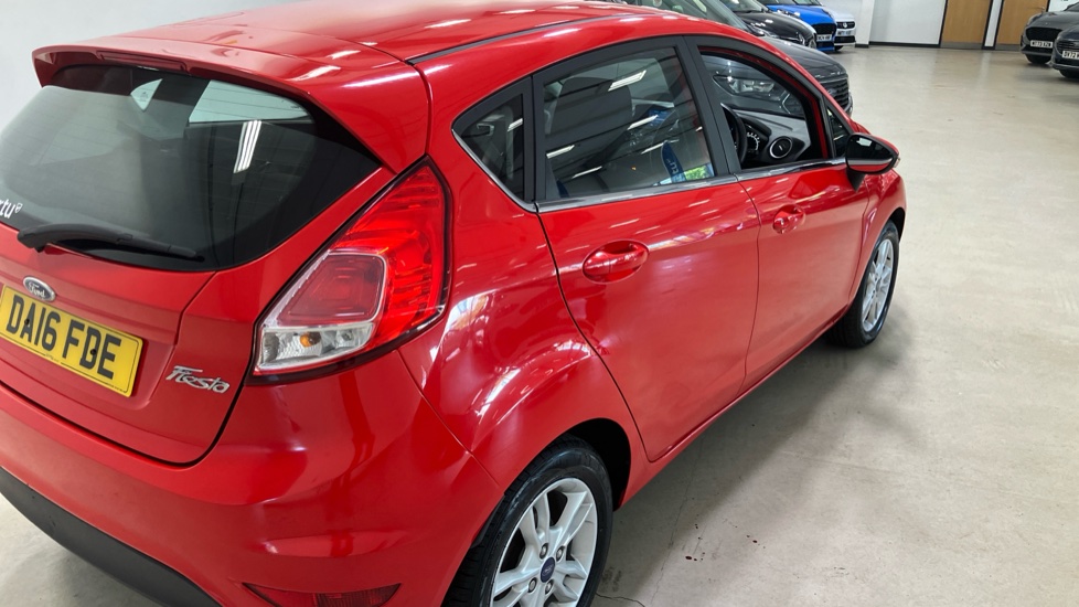Ford Fiesta 1.25 82 Zetec 5dr Petrol Hatchback - Image 30